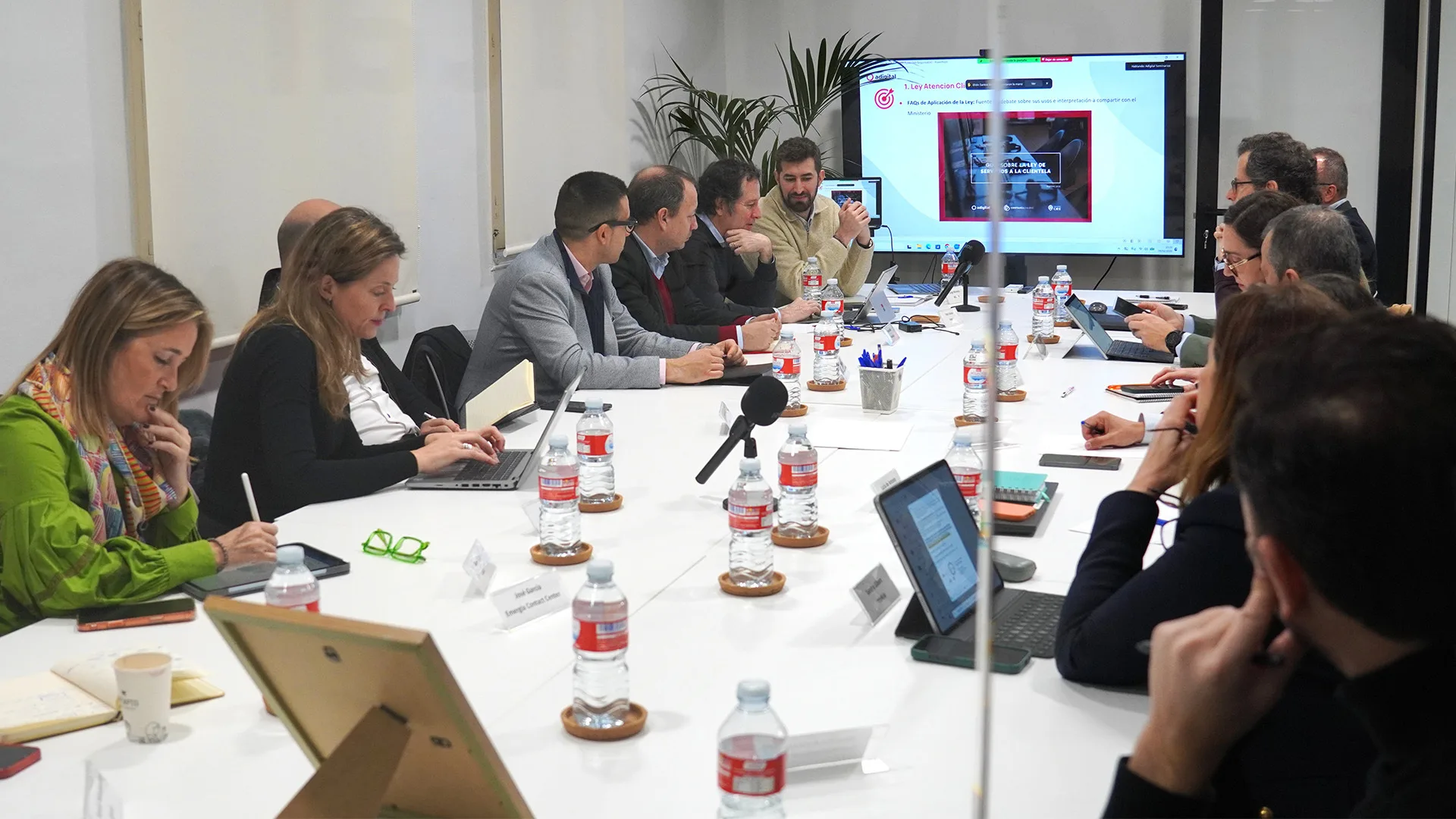 Adigital presenta una guía diseñada para acompañar a las empresas en la aplicación efectiva de la Ley de Servicios de Atención a la Clientela