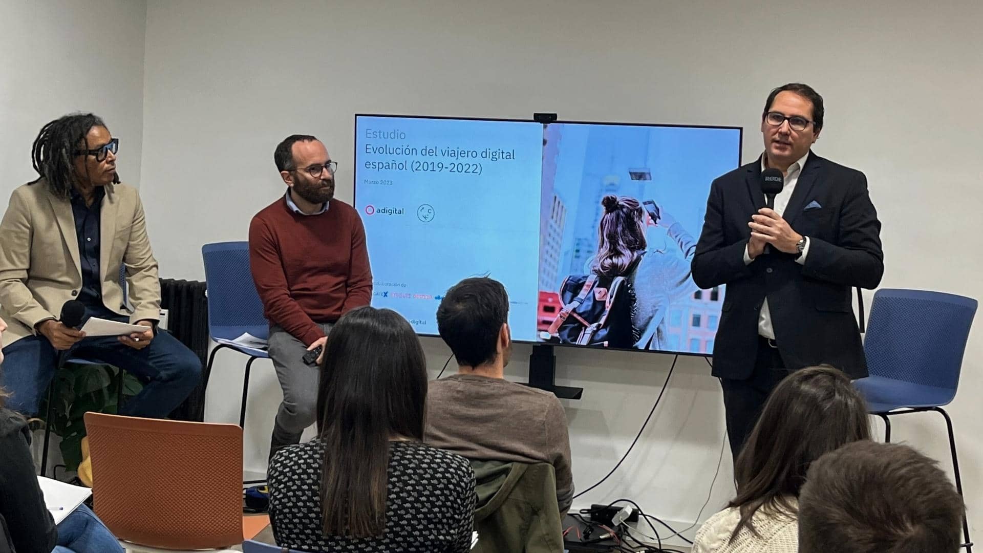 Amuda Goueli, vicepresidente de Adigital, Fernando Díez, director de The Cocktail Analysis Madrid, y César Tello, director general de Adigital, durante la presentación del estudio "Evolución del Viajero Digital Español (2019-2022").